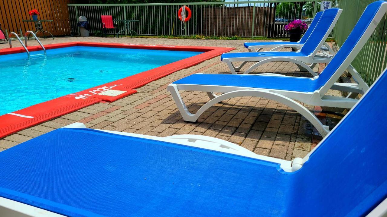 Quality Inn & Suites 1000 Islands Гананокве Экстерьер фото