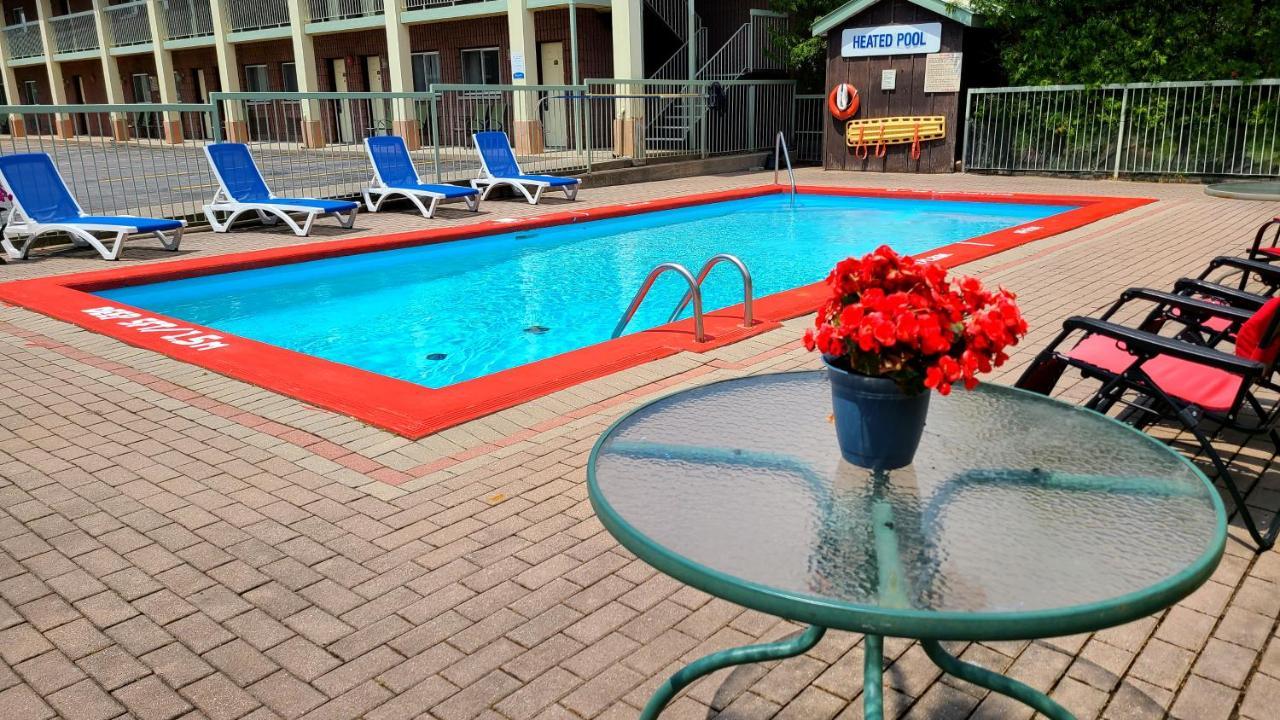 Quality Inn & Suites 1000 Islands Гананокве Экстерьер фото