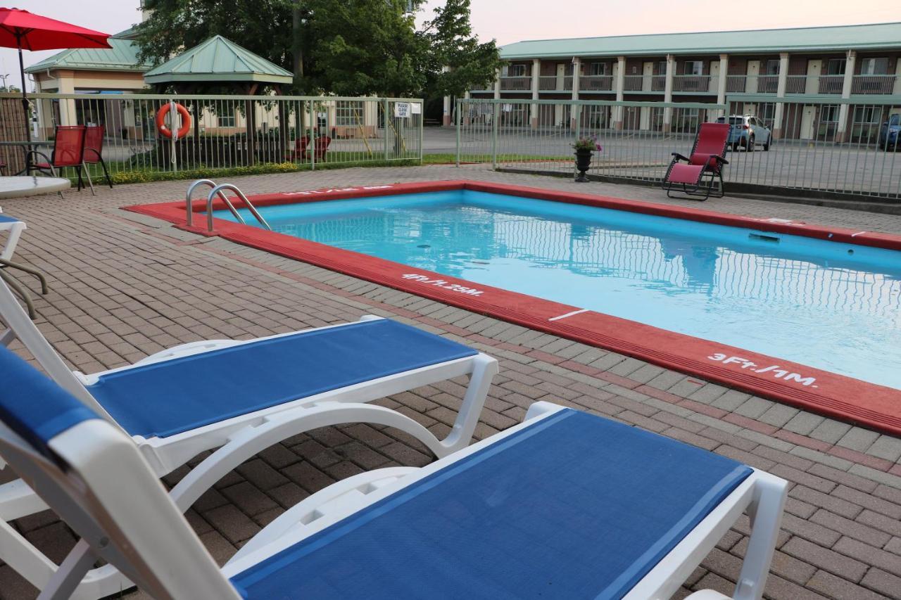 Quality Inn & Suites 1000 Islands Гананокве Экстерьер фото