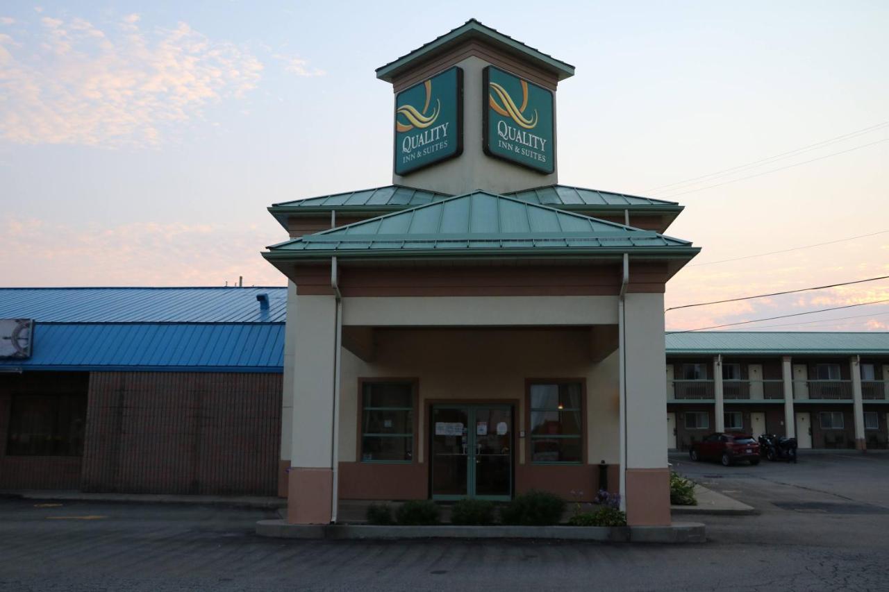 Quality Inn & Suites 1000 Islands Гананокве Экстерьер фото