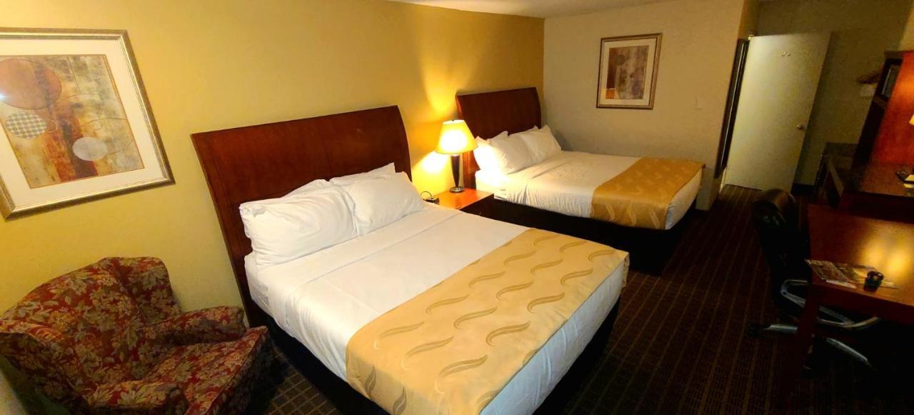Quality Inn & Suites 1000 Islands Гананокве Экстерьер фото