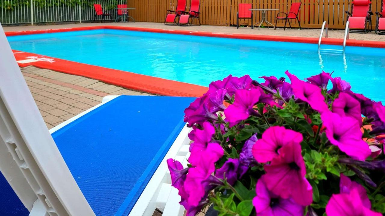 Quality Inn & Suites 1000 Islands Гананокве Экстерьер фото