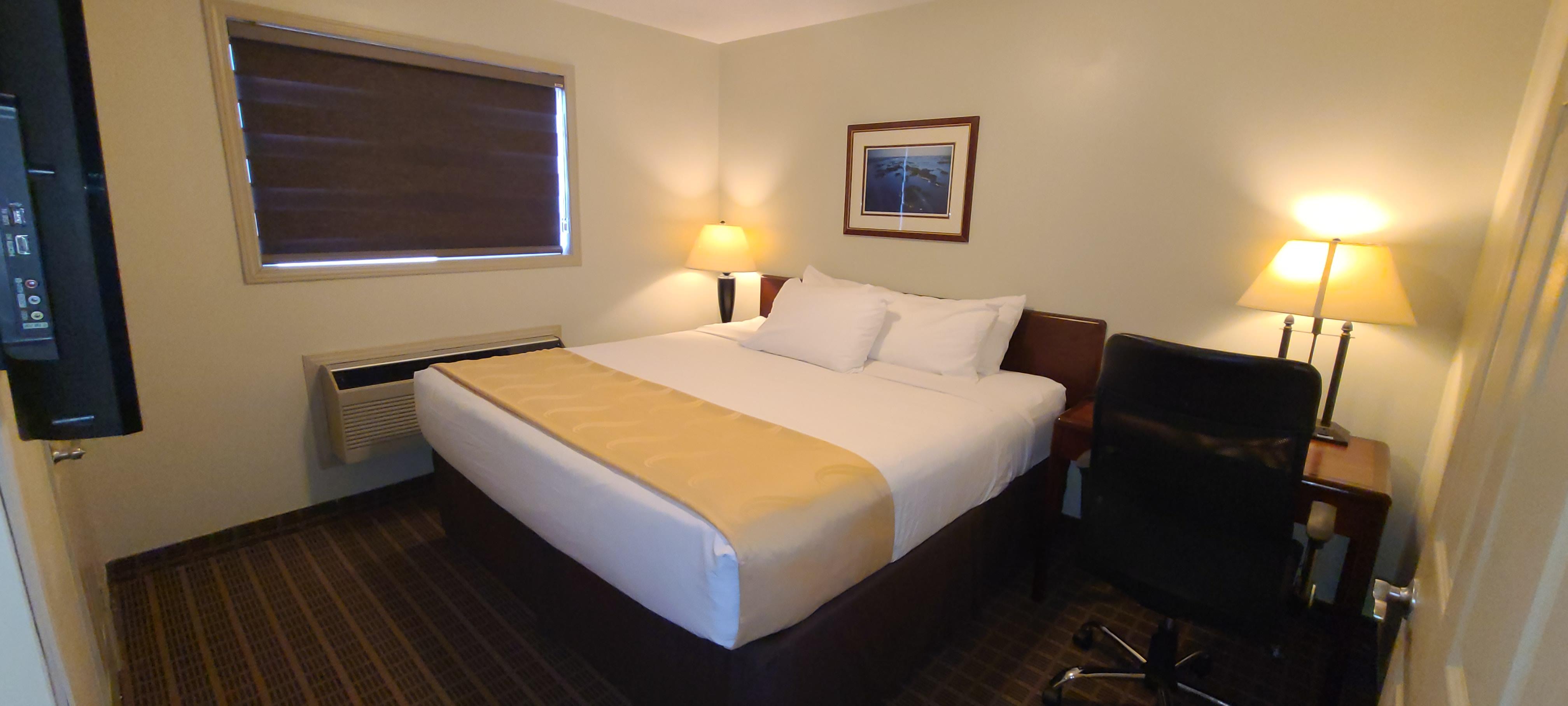 Quality Inn & Suites 1000 Islands Гананокве Экстерьер фото