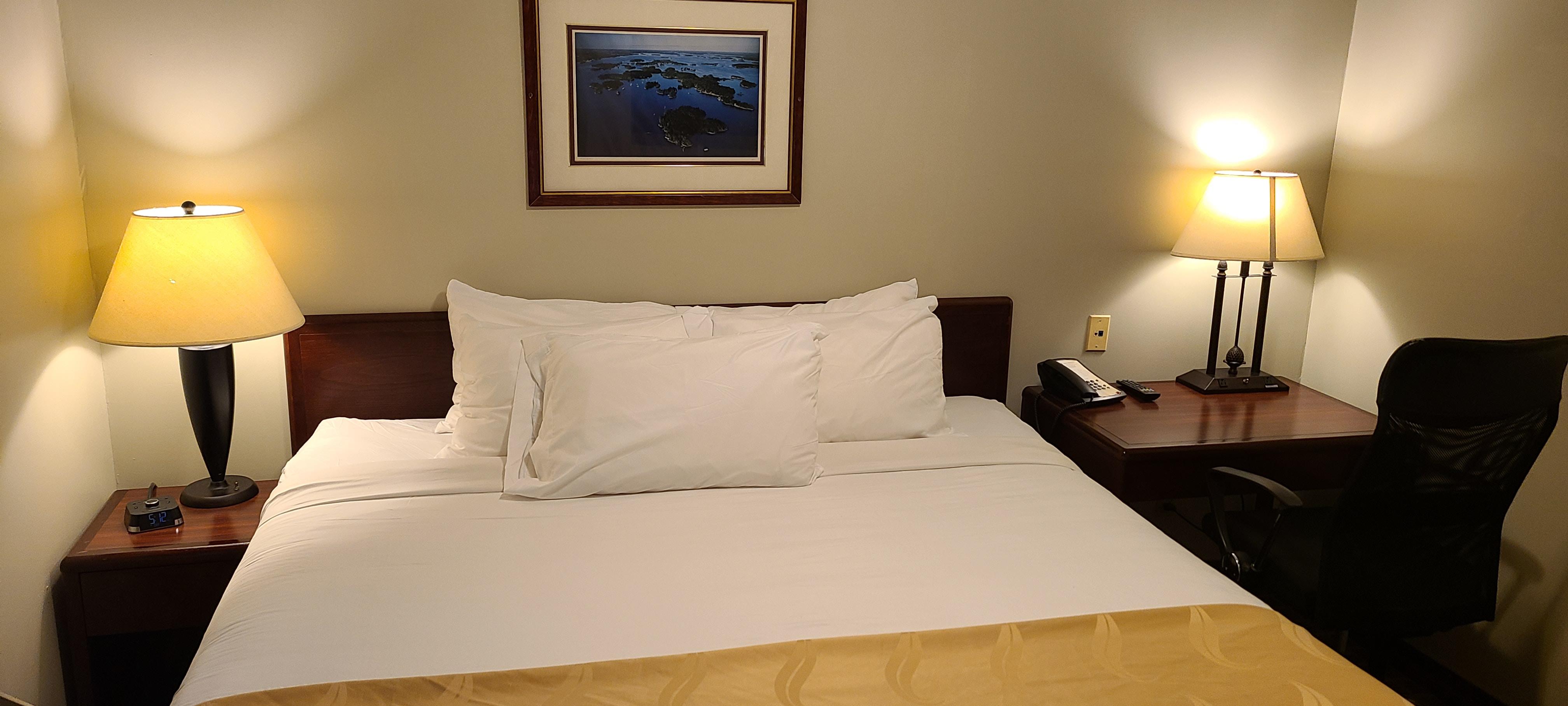 Quality Inn & Suites 1000 Islands Гананокве Экстерьер фото