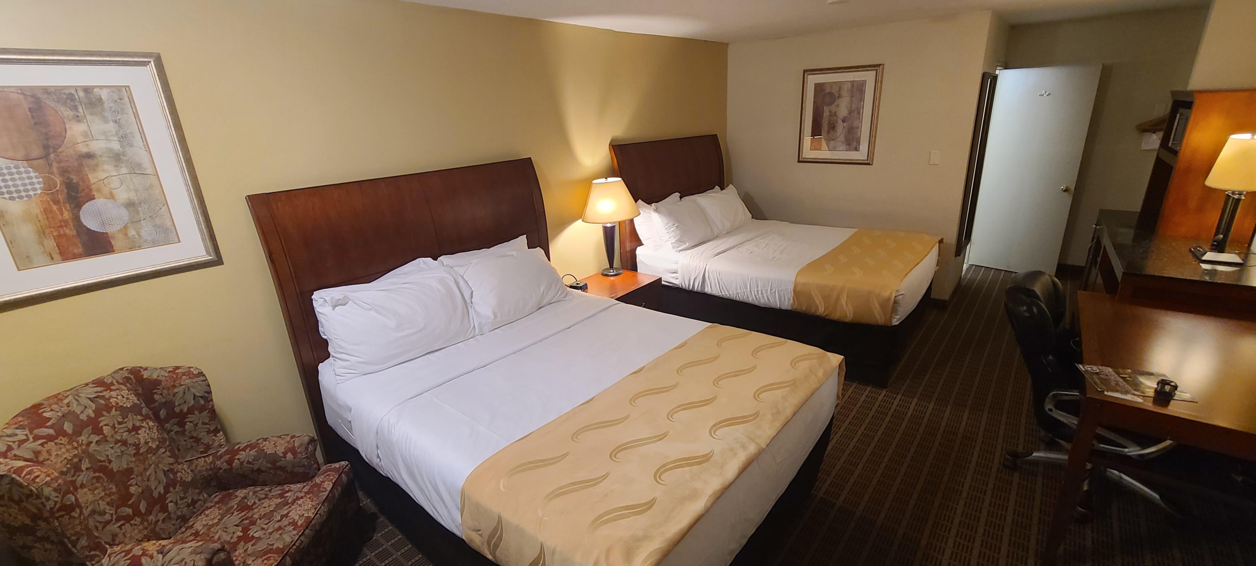 Quality Inn & Suites 1000 Islands Гананокве Экстерьер фото