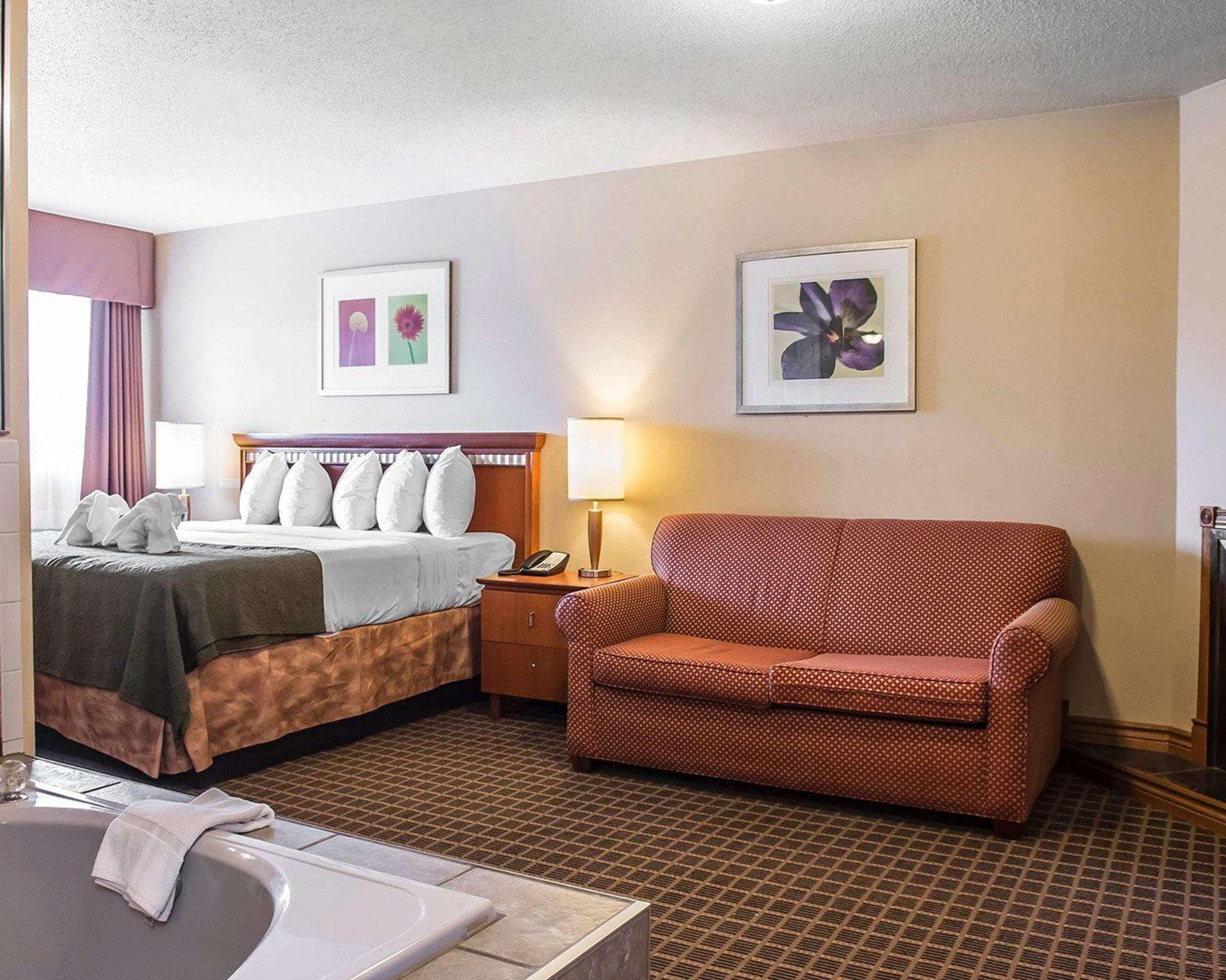 Quality Inn & Suites 1000 Islands Гананокве Экстерьер фото