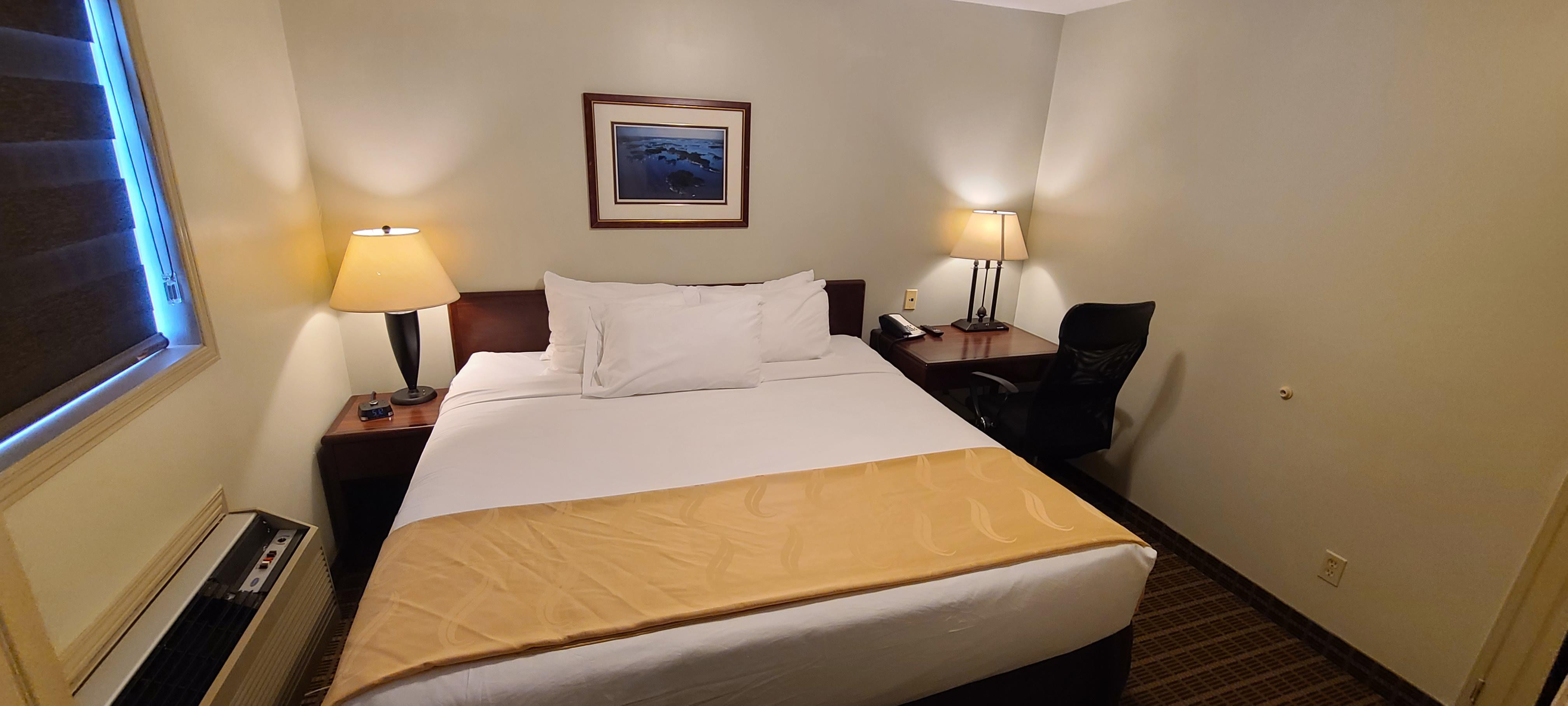 Quality Inn & Suites 1000 Islands Гананокве Экстерьер фото