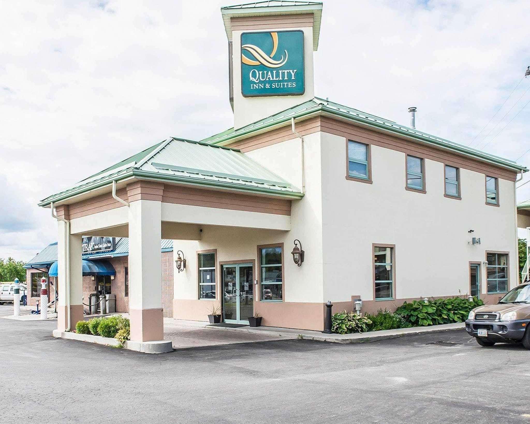 Quality Inn & Suites 1000 Islands Гананокве Экстерьер фото