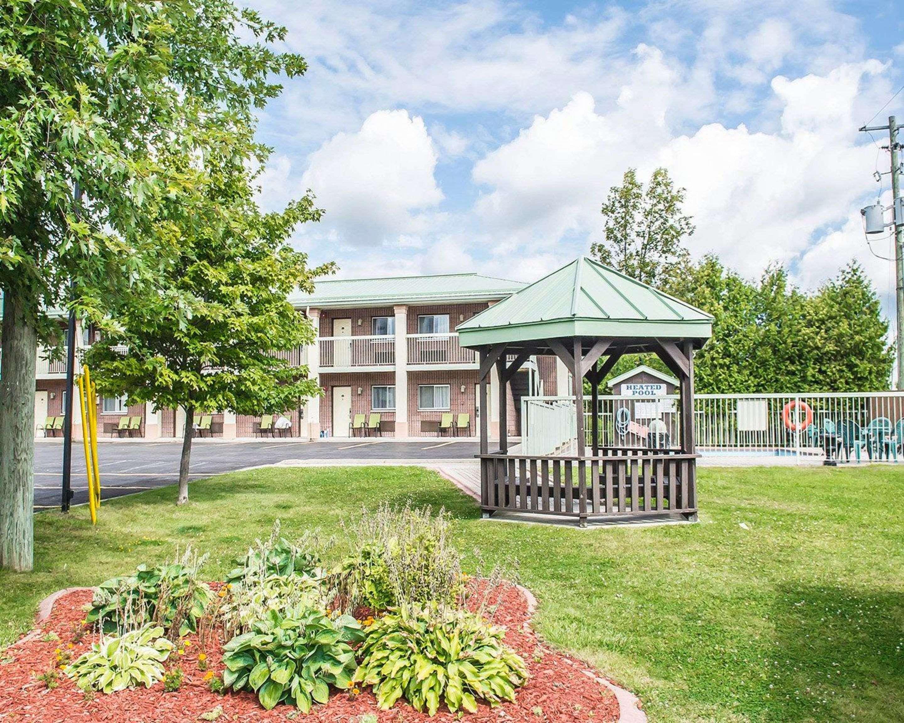 Quality Inn & Suites 1000 Islands Гананокве Экстерьер фото